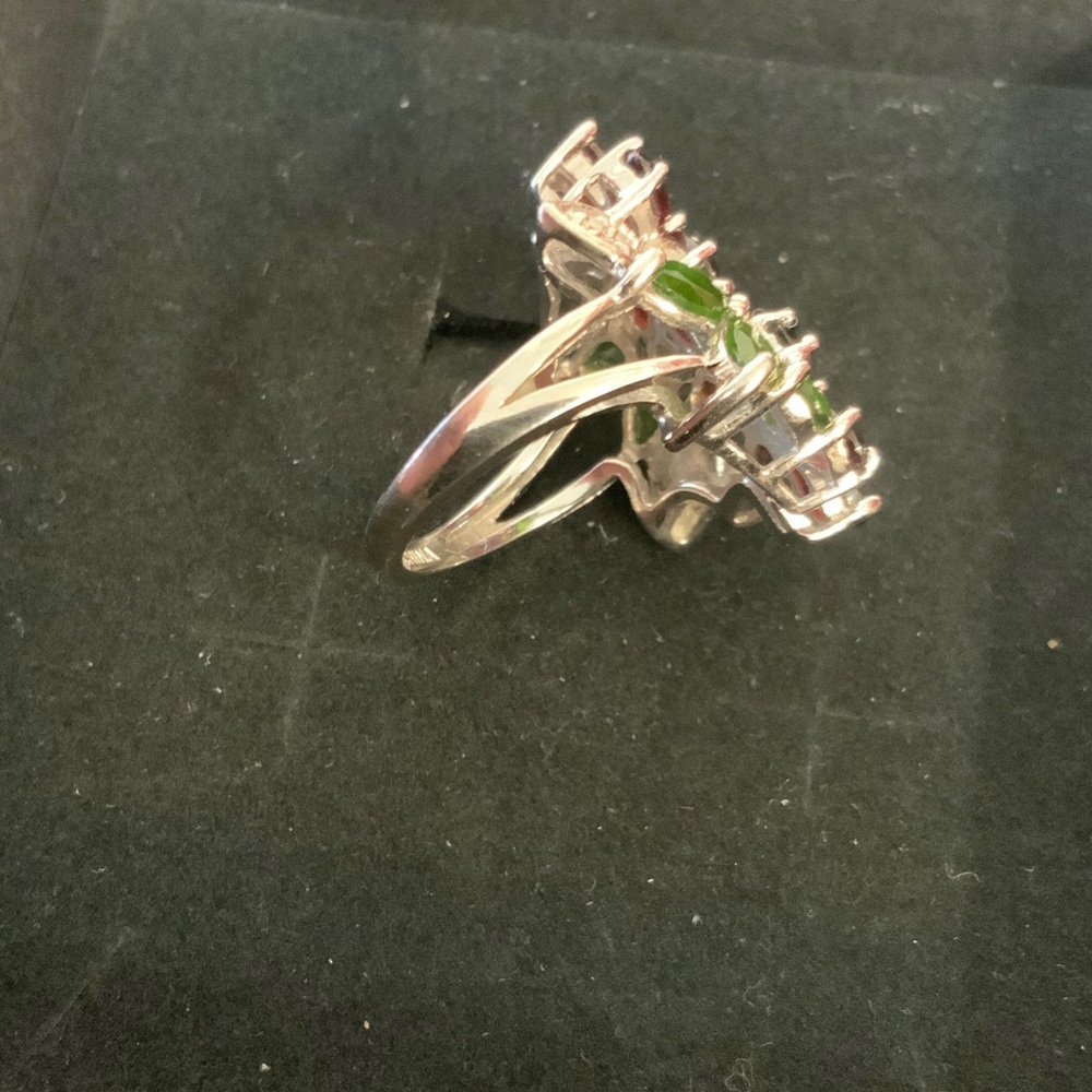 Elegant Red and Green Gemstone Floral Ring - Picture 4 of 6